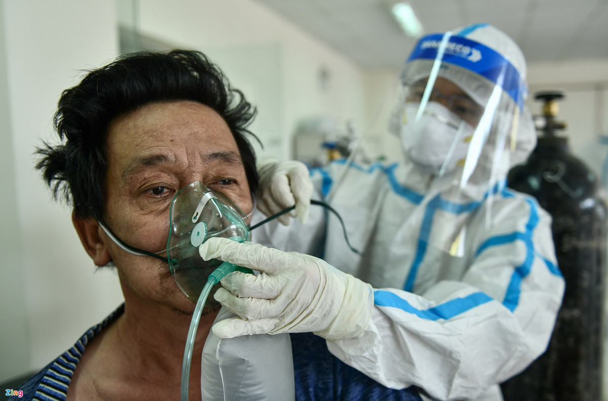 Bệnh nhân P.V.T. dần hồi phục sau hơn 2 ngày trở nặng, hô hấp hạn chế. Trong quá trình cấp cứu, bệnh viện đã huy động hơn 10 bác sĩ, y sĩ, kỹ thuật viên chia ca trực 24/24. "Việc cho bệnh nhân thở máy oxy không xâm lấn và thực hiện hàng loạt các giải pháp lâm sàng đã cứu sống bệnh nhân P.V.T", bác sĩ Tường cho biết.