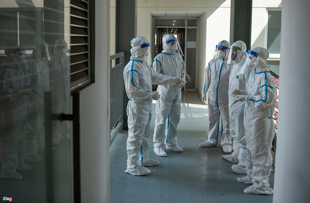 Hơn 60 y, bác sĩ và hàng chục nhân viên hậu cần, tình nguyện viên được bố trí kíp trực 24/24 tại bệnh viện để theo dõi, chăm sóc và điều trị bệnh nhân. Trong đó, lưc lượng nòng cốt đến từ Bệnh viện Da Liễu TP.HCM. Những ngày qua, có khá nhiều y, bác sĩ tình nguyện trong và ngoài thành phố cũng đã đến đây hỗ trợ.