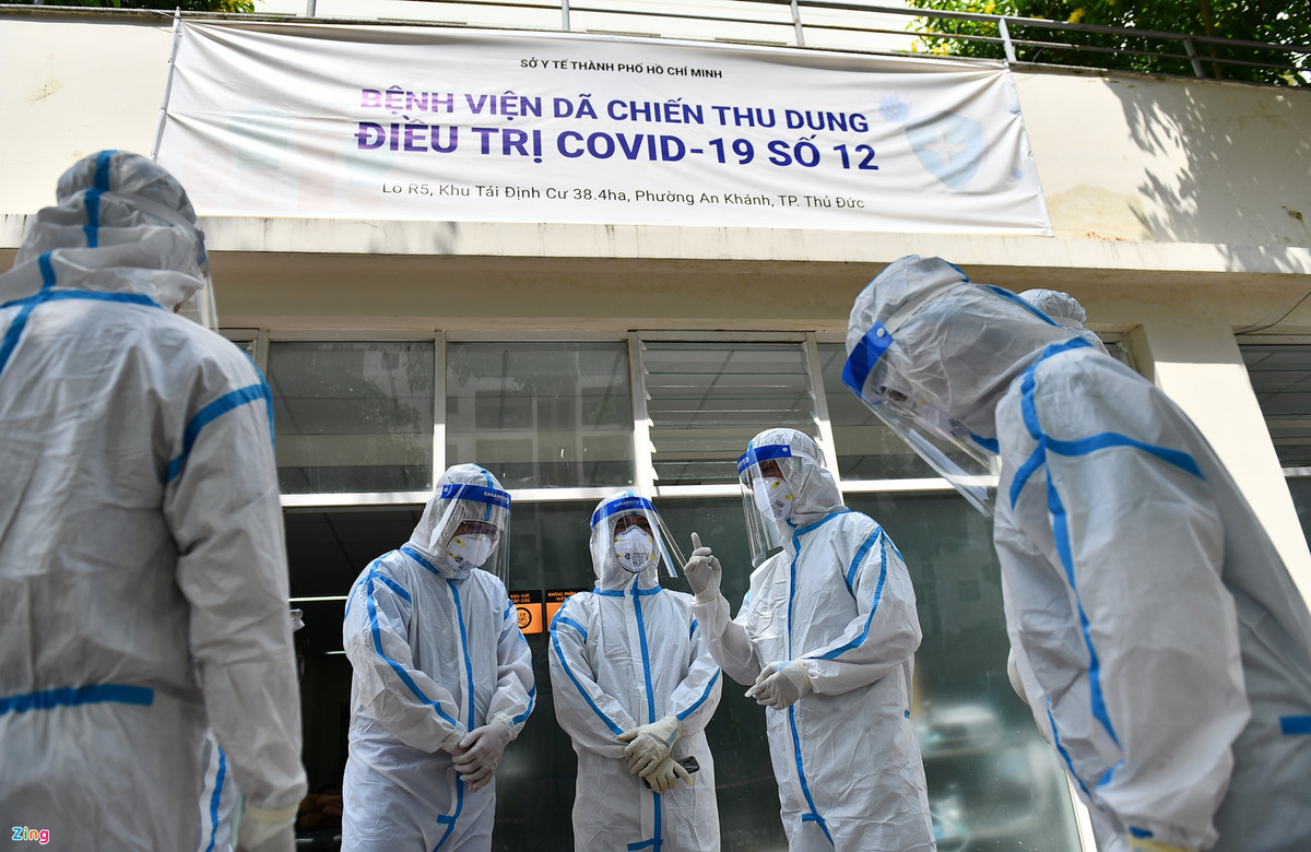 Bệnh viện dã chiến số 12 đặt tại phường An Khánh, TP Thủ Đức, đã hoạt động hơn 1 tháng nay. Bệnh viện này được lập nên trên cơ sở trưng dụng khối chung cư R5 gồm 6 block, quy mô khoảng 4.000 giường bệnh. Nơi này đã điều trị khỏi bệnh cho hàng nghìn F0.