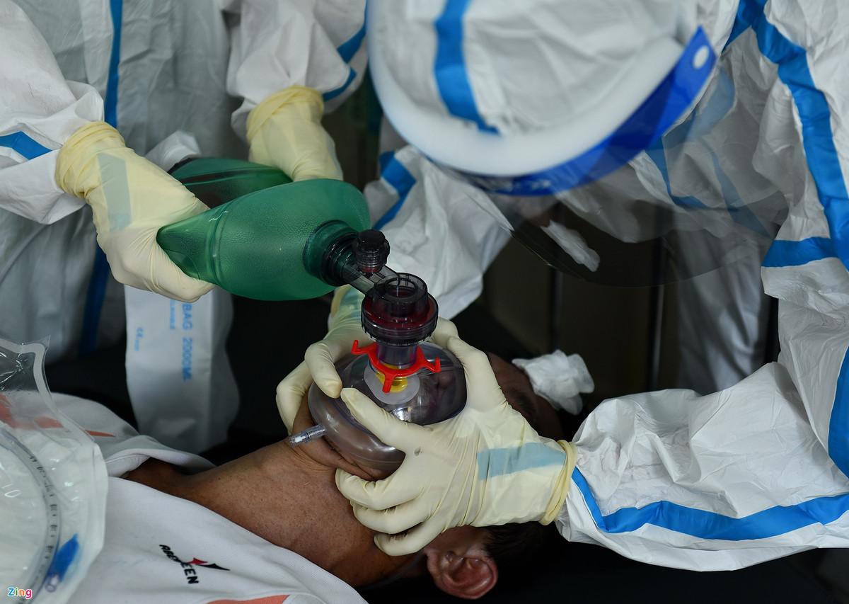 Sau thời gian thở oxy mask nhưng không đáp ứng, SpO2 xuống thấp hơn 70%, các bác sĩ cho bệnh nhân N.H.K thở máy với oxy dòng cao (HFNC) không xấm lấn. Đây là giải pháp ưu tiên áp dụng cho những bệnh nhân nặng. Sau cấp cứu, bệnh nhân này đã qua cơn nguy kịch.