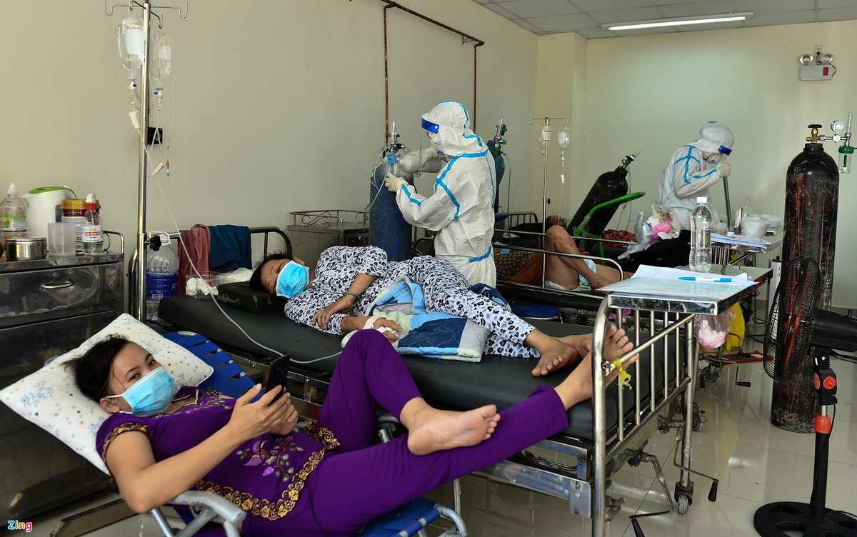 Bệnh viện có khoảng 200 người khỏi bệnh và được xuất viện mỗi ngày, gần tương đương với số lượng ca mắc mới nhập viện. Nơi này tiếp nhận điều trị Covid-19 theo mô hình "tháp 4 tầng" giống nhiều bệnh viện điều trị F0 khác của thành phố. Tùy mức độ và diễn biến bệnh, người mắc Covid-19 sẽ được bố trí ở tầng 1, 2 hoặc các tầng cao hơn. Tầng 4 là nơi điều trị bệnh nhân nặng nhất.