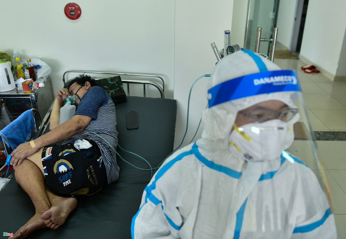 Trước thực tế tỷ lệ người mắc Covid-19 diễn biến nặng tăng cao trong thời gian gần đây, Bệnh viện dã chiến số 12 thực hiện chuyển đổi mô hình tiếp cận bệnh nhân. Đó là can thiệp sớm và tích cực điều trị đối với các trường hợp diễn biến nhẹ, nỗ lực giảm thiểu tình trạng bệnh nặng lên.