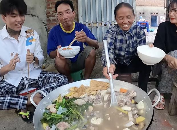 Clip làm trà nồi lẩu dê của kênh bà Tân vlog hiện thu hút 284 nghìn lượt xem. Nếu theo dõi kênh của hiện tượng mạng lớn tuổi này thường xuyên hẳn mọi người cũng biết lượt view mang về cho clip của bà ngày càng giảm.