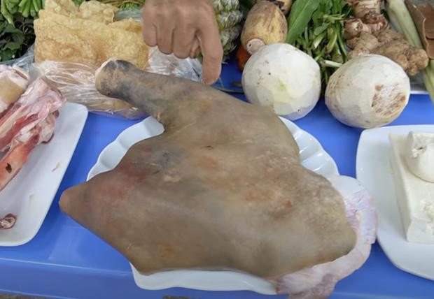 Cụ thể, trong lúc giới thiệu các thành phần đã sơ chế, hiện ra trước mắt là cái đùi dê có màu đen sẵm, khiến cho người xem ái ngại về sự an toàn vệ sinh thực phẩm.