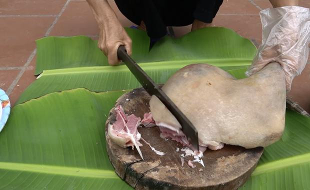 Tuy nhiên, sau khi chứng kiến bà Tân cắt miếng đùi dê mới khiến cư dân mạng an tâm phần nào vì màu thịt bên trong rất tươi, đỏ hồng.