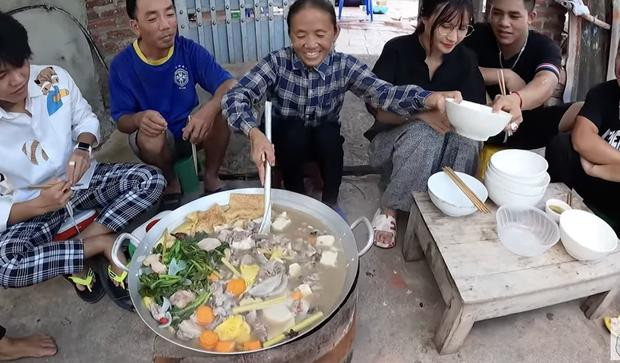 Ngay sau đó khi chế biến xong, những "tin đồn" về miếng thịt dê bị thiu - hỏng đã bị dập tắt vì những người đến ăn ai nấy đều khen ngon.