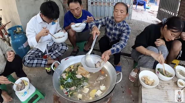 Tất cả mọi người có mặt thưởng thức nồi lẩu đều rất hào hứng và tấm tắc khen lấy khen để.