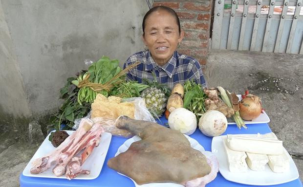 Mới đây, trong video mới bà Tân trổ tài với nồi lẩu dê "to tướng". Tuy nhiên, netizen lại hoang mang khi phát hiện ra miếng thịt dê có màu sắc kì lạ, nhiều người nghi ngờ nó đã bị hư.