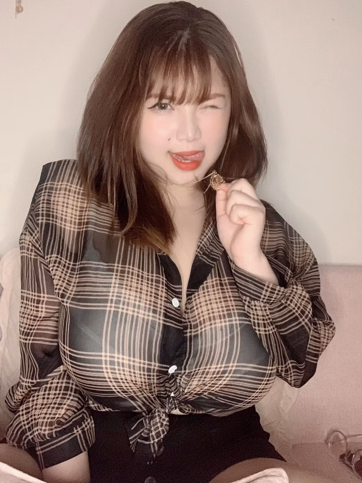 Phần lớn cư dân mạng cho rằng cô nàng gốc Hải Dương này có dấu hiệu buông thả và kiếm tiền bất chấp.