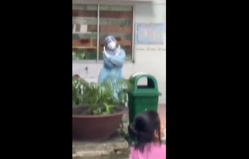 Mới đây, đoạn video ghi lại cảnh nữ tình nguyện viên với điệu nhảy ngẫu hứng khi đang hỗ trợ tiêm vaccine tại TP HCM đang gây sốt cộng đồng mạng.