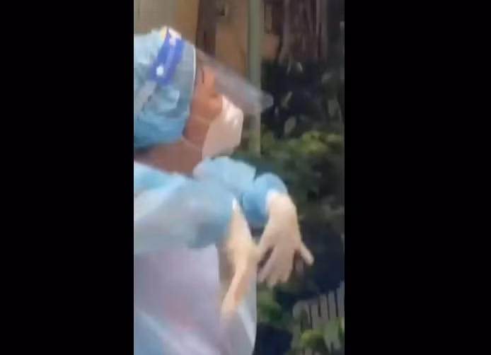 Để giúp mọi người thư giãn, thoải mái hơn trong khi tiêm vaccine, cũng như giải tỏa áp lực trong thời kỳ khó khăn chống dịch mà hai cô gái này đã thực hiện màn nhảy nhót ngẫu hứng vô cùng đáng yêu.