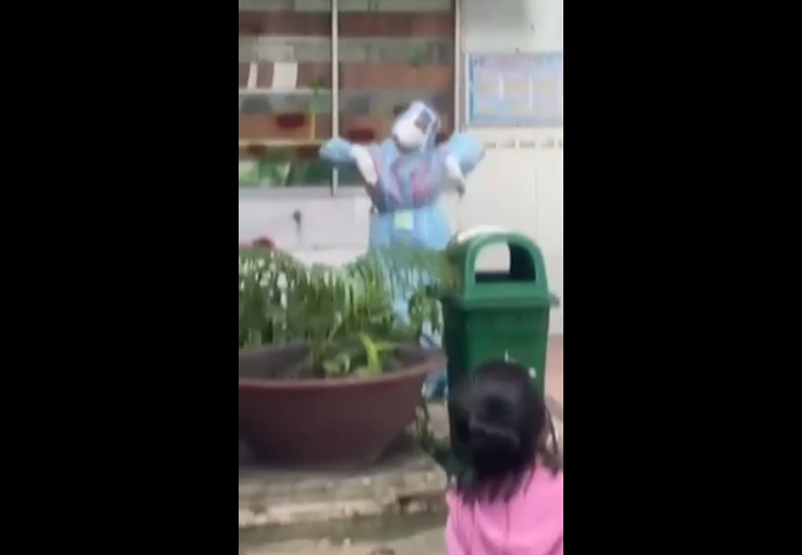 Được biết, tình nguyện viên chống dịch này là Ngọc Tú, thời điểm đó cô gái đang hỗ trợ lấy mẫu cho người dân trên 65 tuổi tại điểm tiêm vaccine phường Cầu Kho (quận 1).