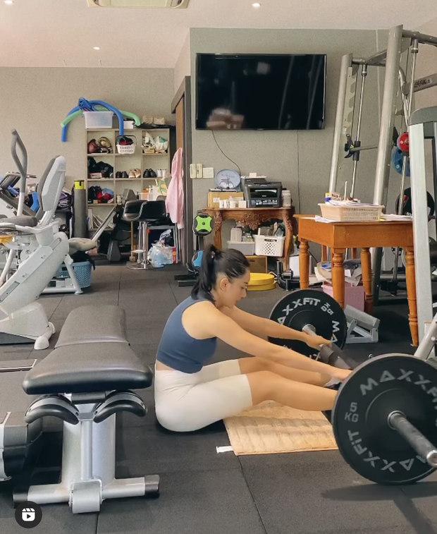 Theo những chia sẻ của "Phạm Băng Băng phiên bản Việt", cô nàng có PT riêng tại nhà.