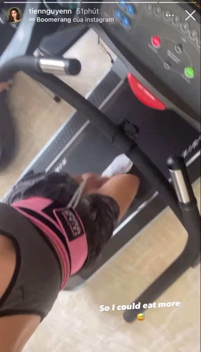 Để sở hữu thân hình nuột nà ngay trong mùa dịch, Tiên Nguyễn đã phải đầu tư máy chạy bộ cùng bộ dụng cụ tập tành full hồng.
