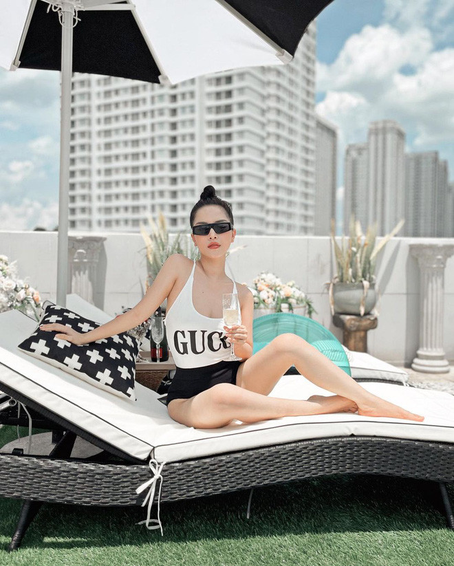 Bên trong biệt thự 2 mặt tiền ở Quận 7 chưa đủ, Trang Pilla còn chịu khó đầu tư concept, makeup cực xịn như đi nghỉ dưỡng.