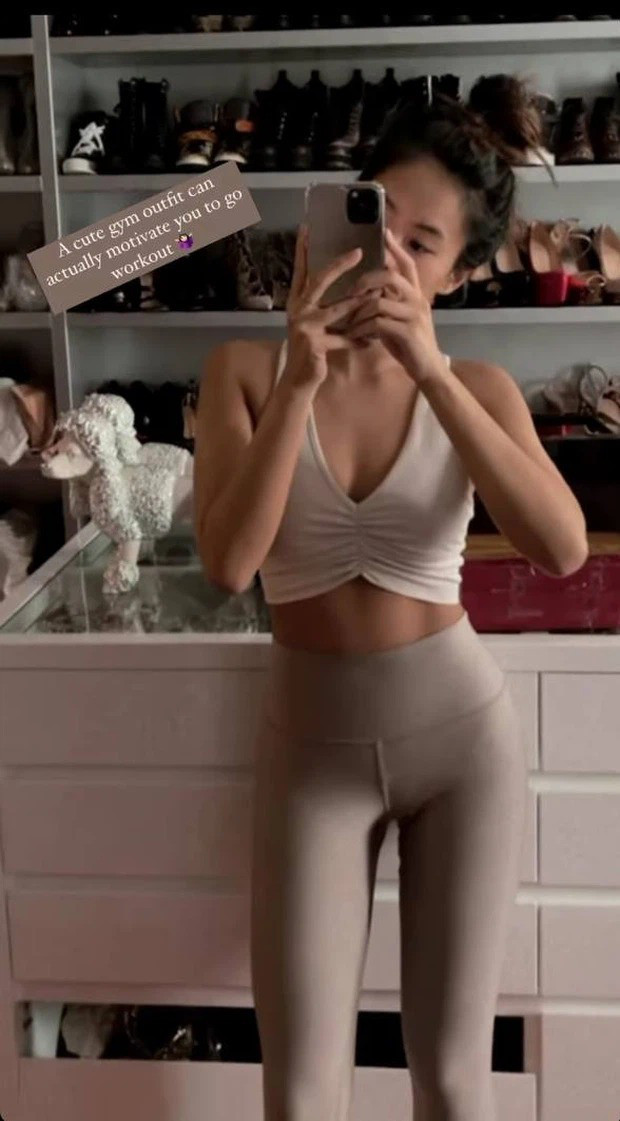 Trước đó nữ rich kid cũng có màn show dáng ở phòng thay đồ với BST giày hàng trăm đôi xếp kín sau lưng.