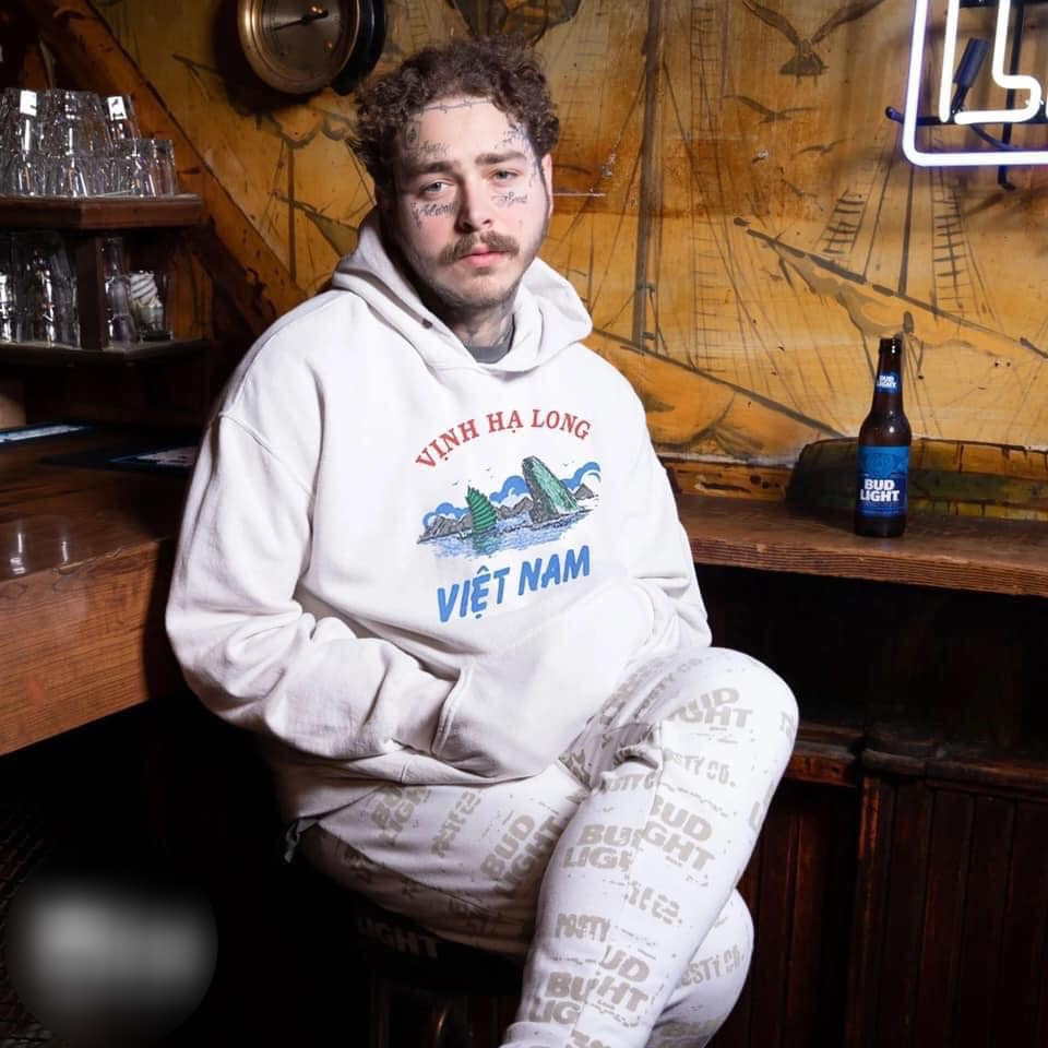 Post Malone thậm chí còn phong cách hơn trong thiết kế hoodie trắng nhưng điểm nhấn chính là chiếc logo hòn Trống Mái của Vịnh Hạ Long.