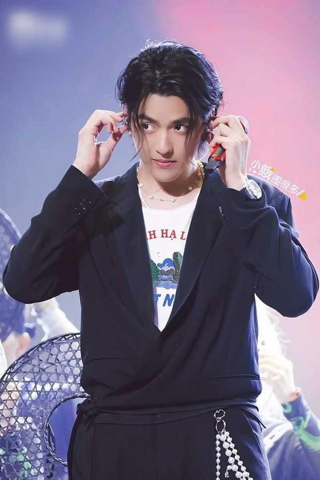 Cái tên tai tiếng nhất trong gần 2 tháng qua - Ngô Diệc Phàm cũng không thể "lọt lưới" trong màn chế ảnh này của cư dân mạng Việt.