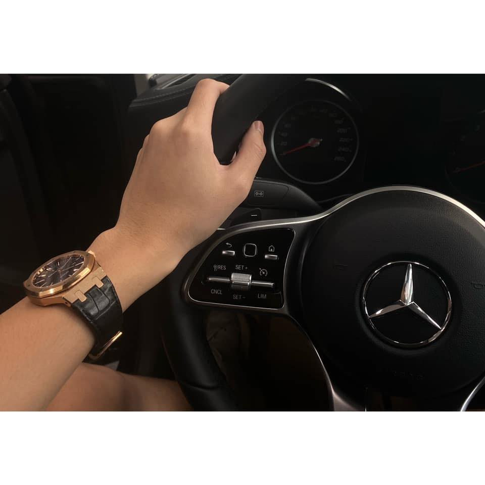 Theo đó được biết anh chàng này có tên H.N, là một đại gia đầu tư tiền ảo và có cuộc sống sang chảnh. Tuy nhiên hình ảnh và danh tính của chàng trai này mới chỉ là suy đoán của cư dân mạng, bản thân Đàm tổng vẫn chưa chính thức lên tiếng.