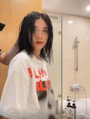 Trong video mới của mình streamer Linh Ngọc Đàm liên tục nhắc đến cái tên con trai và được người này sấy tóc cho.