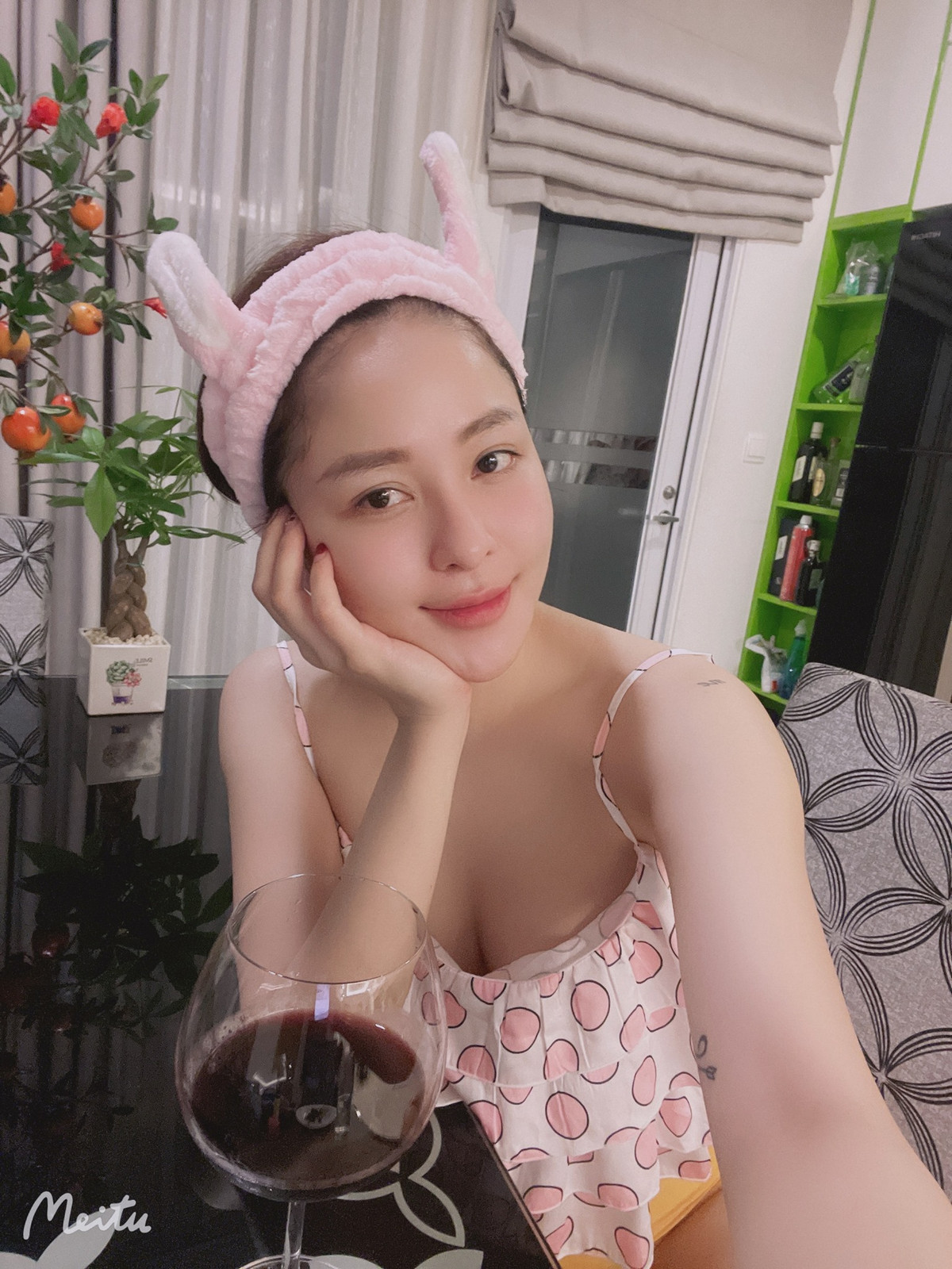 Bên cạnh những lời động viên, là không ít người bới móc quá khứ của cô với những lời lẽ khiếm nhã. Ảnh: Tổng hợp