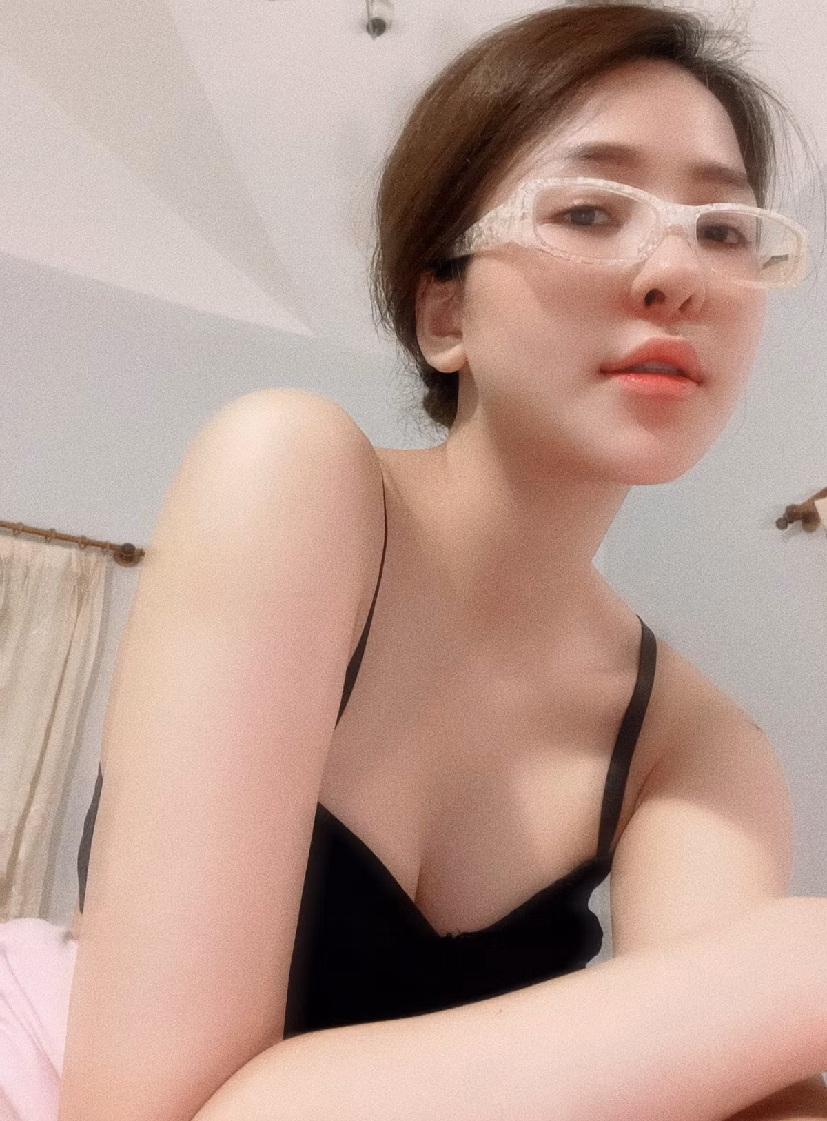 Sở hữu nhan sắc xinh đẹp, làn da trắng mịn cùng thân hình gợi cảm, Trâm Anh là hot girl nhận được nhiều quan tâm của người hâm mộ.
