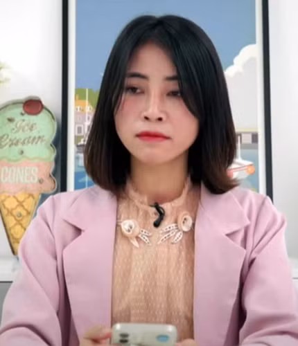 Sự nổi tiếng của cô gái này cũng dính phải không ít thị phi như loạt clip nhảm, phản cảm, nhiều lần bị netizen lên án và "ném đá". Dù vậy vẫn không thể phủ nhận sức ảnh hưởng khá lớn của nữ Youtuber này.