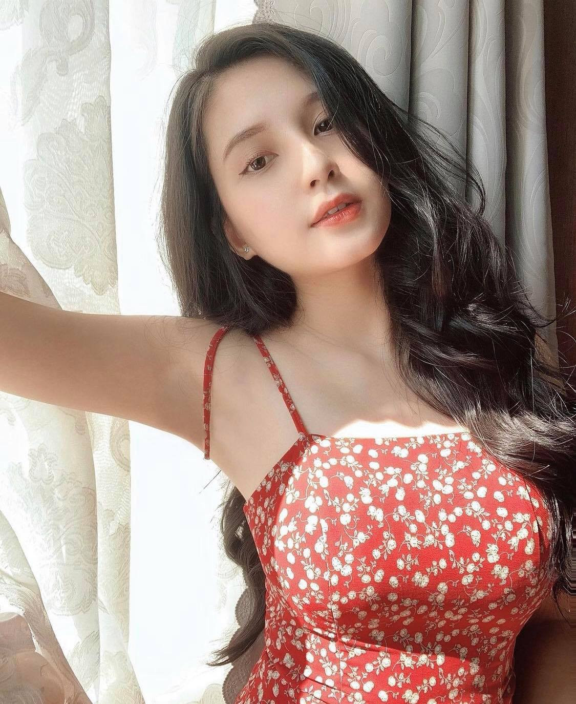 Cô nàng chính là "người tình MV" của Jack khi góp mặt trong hàng loạt sản phẩm của nam ca sĩ thời còn hợp tác với K-ICM như Bạc Phận, Sóng Gió, Hoa Vô Sắc.