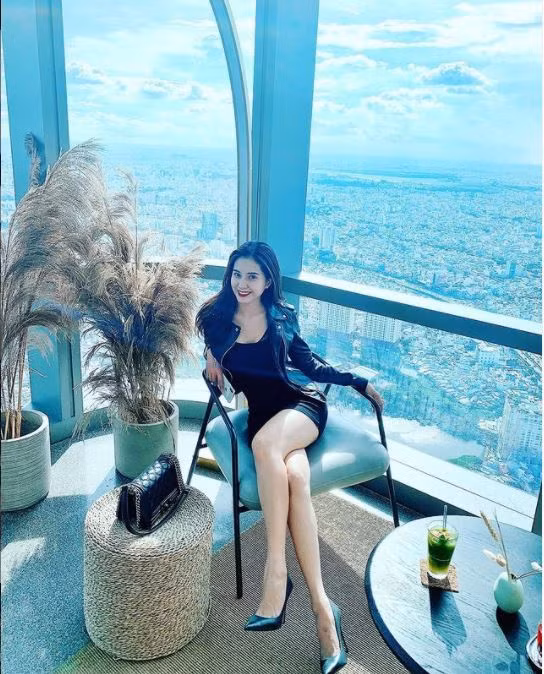 Cô có thể biến hóa được nhiều phong cách khác nhau từ tiểu thư dịu dàng đến một cô nàng gợi cảm với các trang phục ôm sát cơ thể.