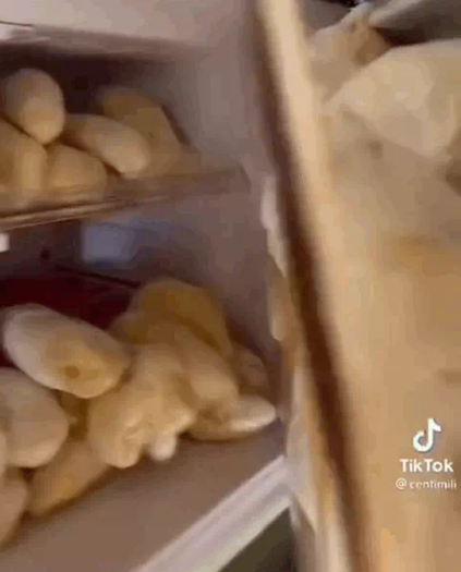 Mới đây, một chàng trai đã khiến cõi mạng không khỏi "sững người" khi khoe chiếc tủ lạnh cực "đắt giá" của mình để vượt qua mùa dịch.