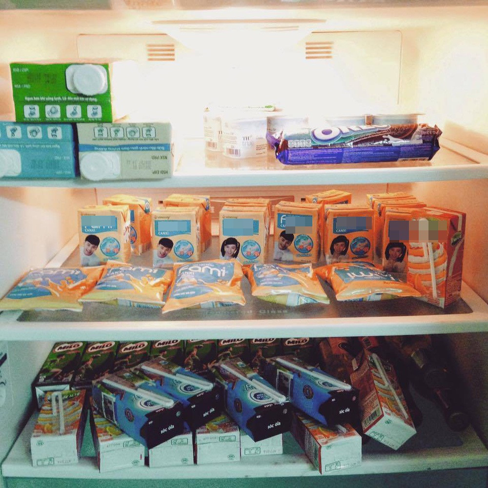 Đủ các loại sữa thế này thì chủ nhân của chiếc tủ lạnh phải cao lớn và thông minh lắm đây!