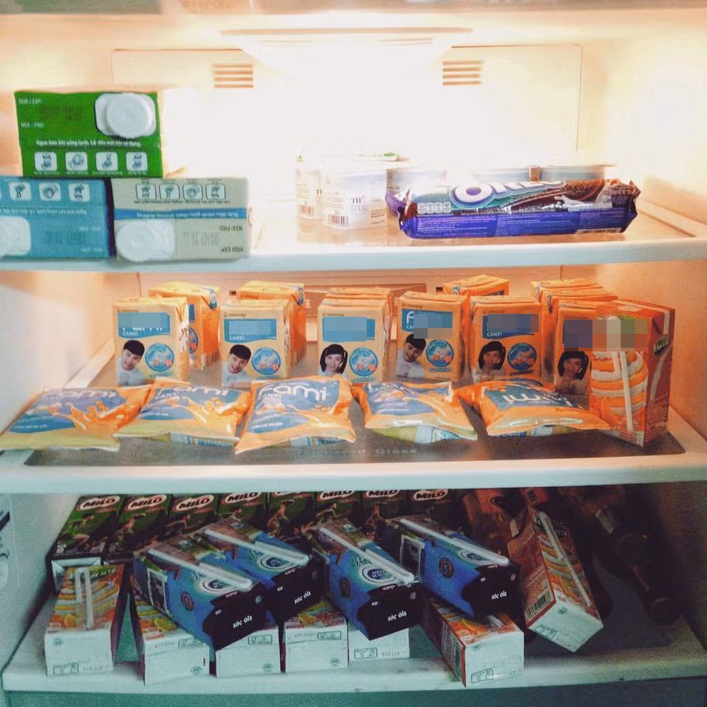 Đủ các loại sữa thế này thì chủ nhân của chiếc tủ lạnh phải cao lớn và thông minh lắm đây!