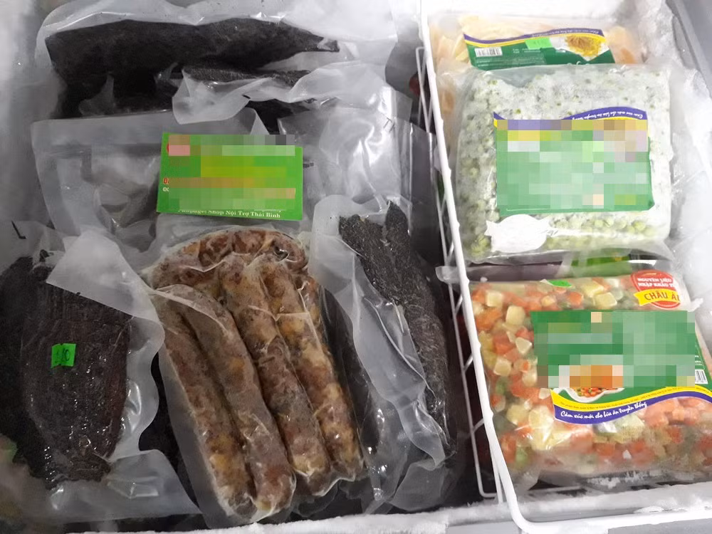 Nghe nói ăn nhiều đồ đông lạnh không tốt, nhưng không có thời gian đi chợ thì chỉ biết trữ trong tủ như thế này thôi.