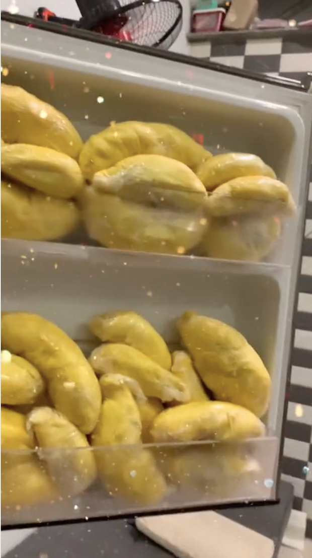 Thậm chí còn có netizen nhận xét đây là chiếc tủ lạnh "sang chảnh bốc mùi" nhất Việt Nam trong mùa dịch này.