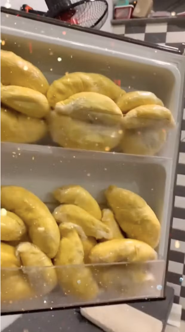 Thậm chí còn có netizen nhận xét đây là chiếc tủ lạnh "sang chảnh bốc mùi" nhất Việt Nam trong mùa dịch này.