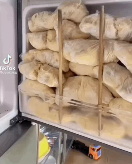 Thay vì tích trữ thực phẩm thiết yếu khác như thịt, rau củ thì thanh niên này lại dành nguyên một ngăn tủ lạnh của mình để sầu riêng đầy ắp.