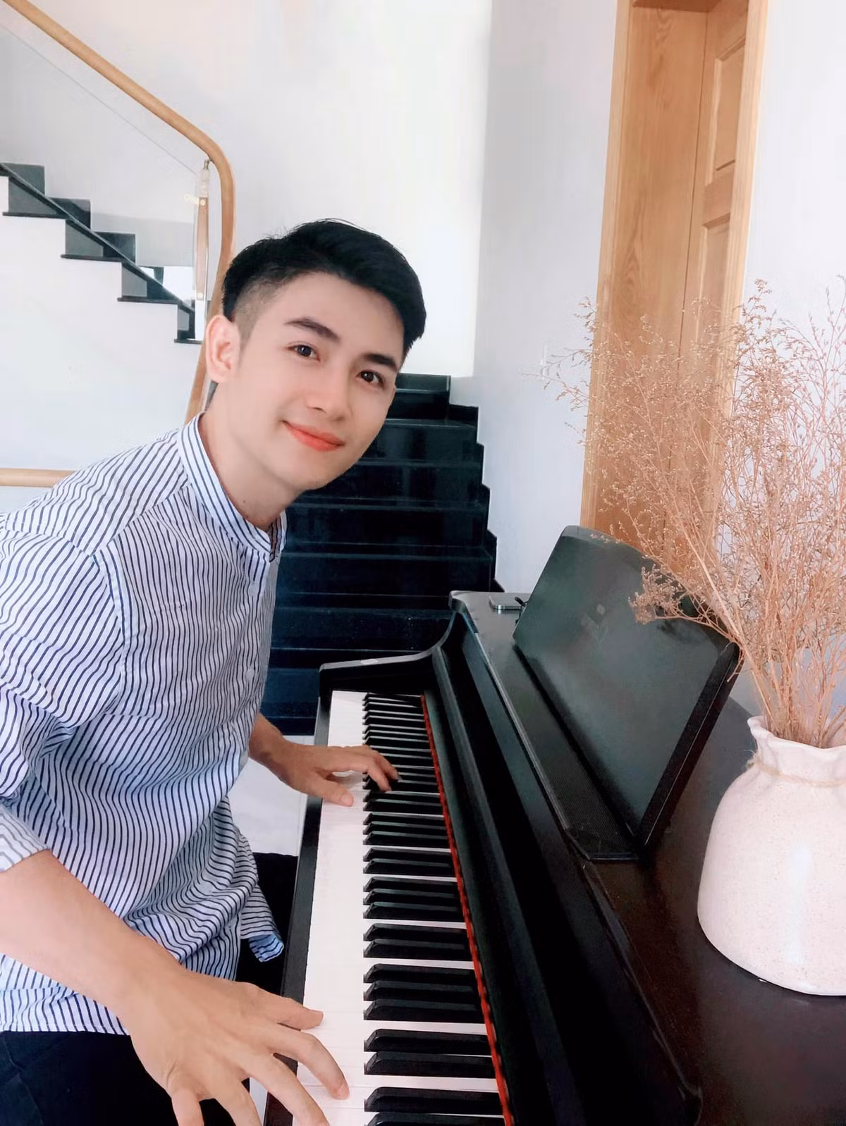 Trước đây, hot boy Nguyễn Hải Dương từng công tác tại Đài Phát thanh và Truyền hình Bình Phước. Sau 4 năm gắn bó anh nghỉ việc chuyển sang diễn xuất.