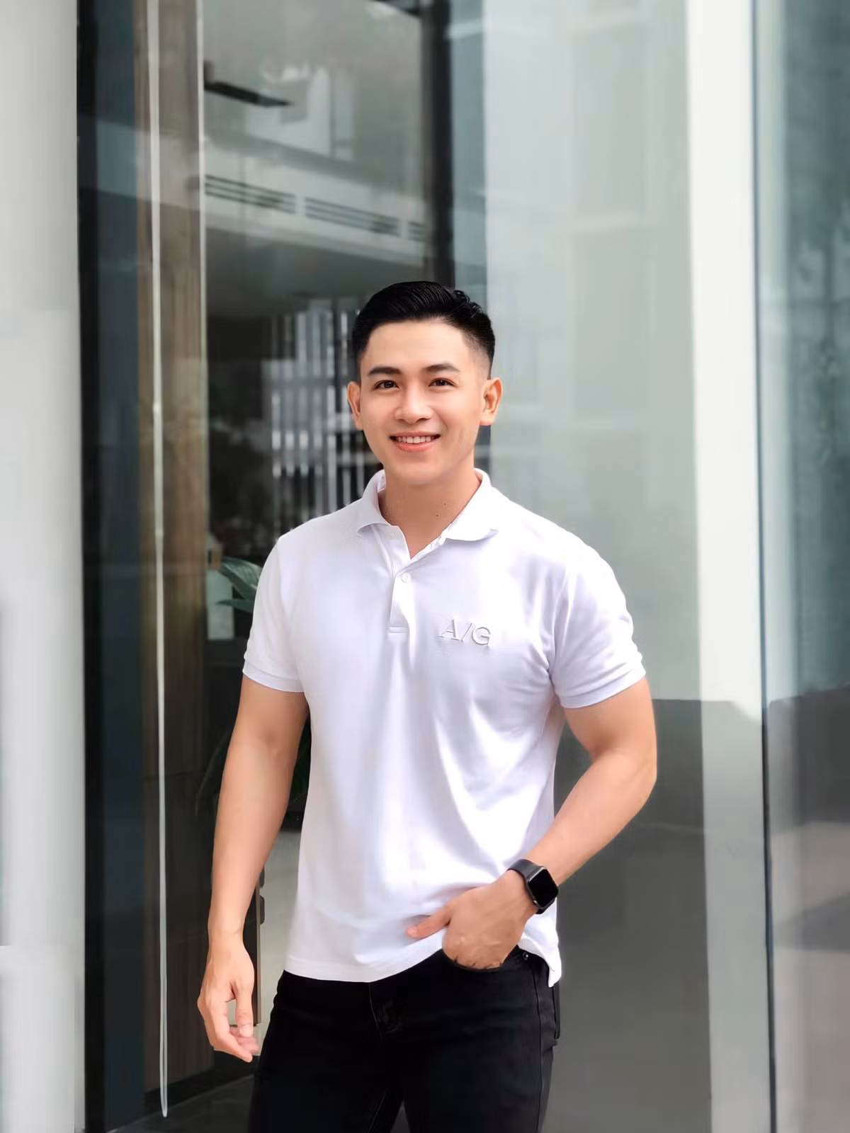 Chàng trai 29 tuổi sở hữu chiều cao lý tưởng, làn da trắng sáng, nụ cười rạng rỡ cùng vẻ ngoài thư sinh không khác gì diễn viên Hàn Quốc, Thái Lan.