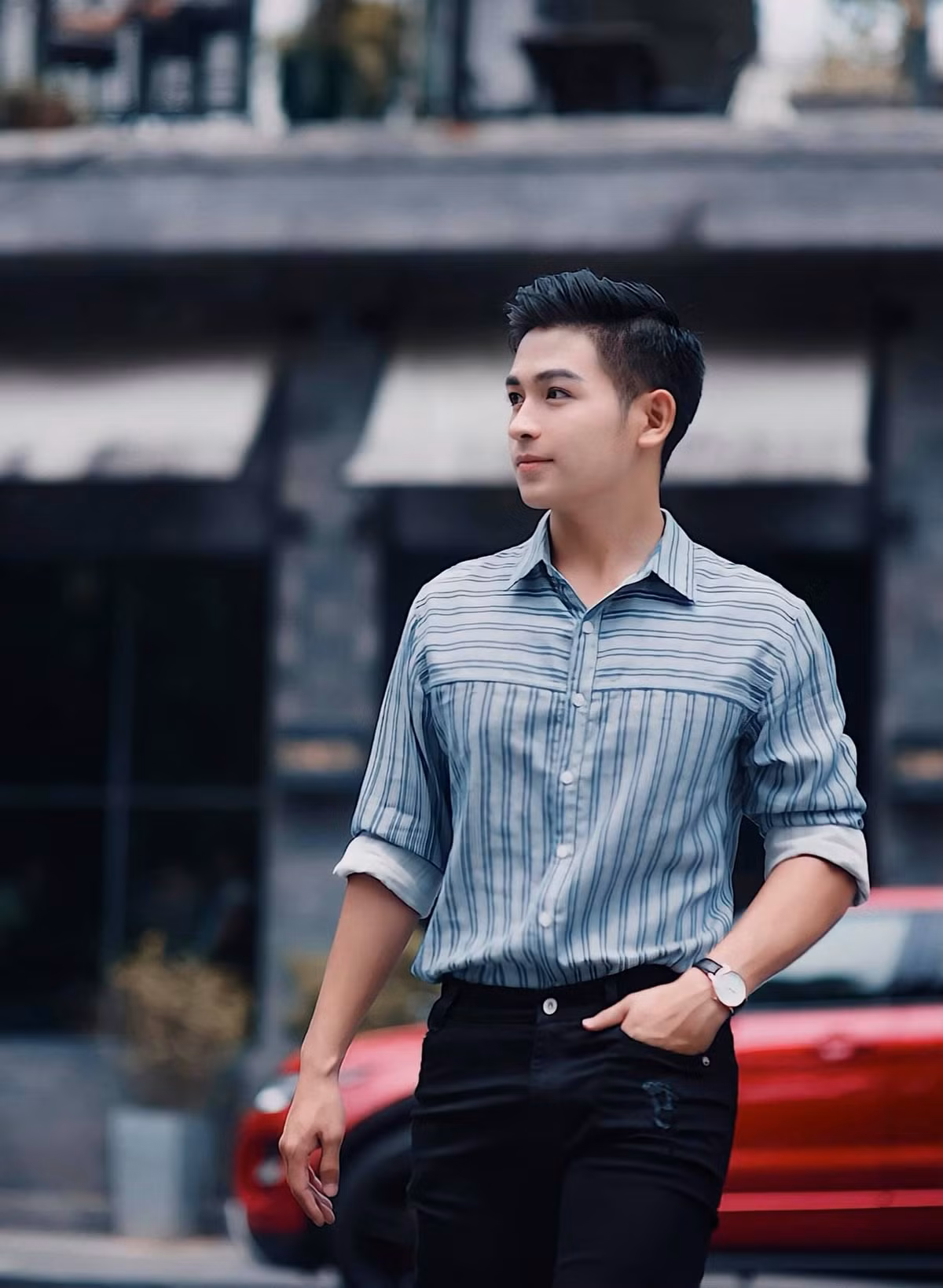 Những hình ảnh mặc quân phục gây sốt đình đám được ghi lại khi anh tham gia quay bộ phim Sứ Mệnh Trái Tim.