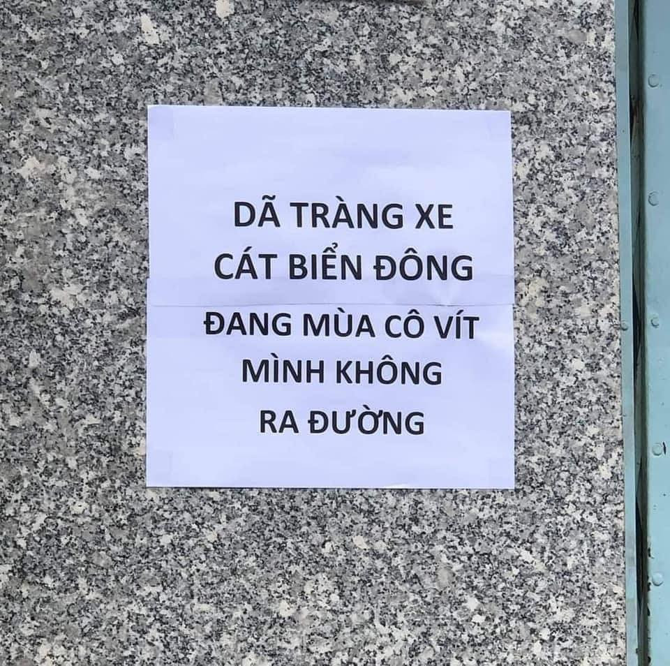 “Không đeo khẩu trang - xin đừng lang thang", "Không giữ khoảng cách - đừng trách Covid", “Thà ở nhà thở dài còn hơn ra ngoài thở máy”,...là những bình luận hài hước của netizen. Ảnh: Duy Nguyên