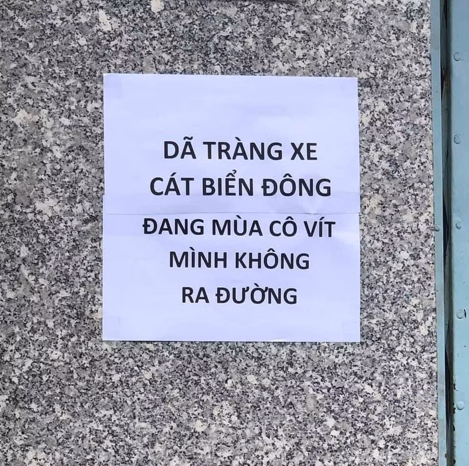 “Không đeo khẩu trang - xin đừng lang thang", "Không giữ khoảng cách - đừng trách Covid", “Thà ở nhà thở dài còn hơn ra ngoài thở máy”,...là những bình luận hài hước của netizen. Ảnh: Duy Nguyên