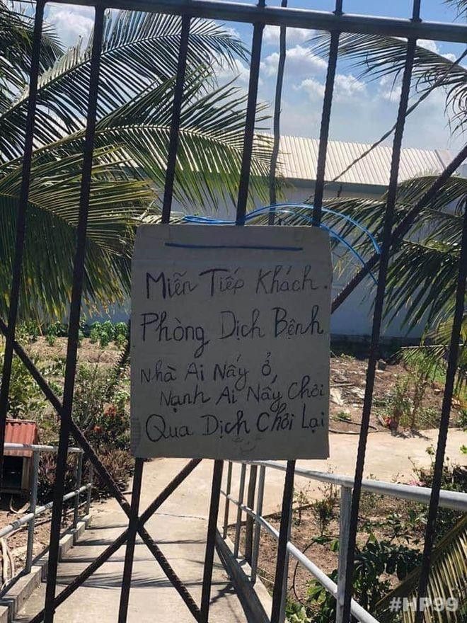 Những tấm biển bằng xốp, bằng giấy in hoặc bằng tấm bìa viết vội nhưng lại ẩn chứa nội dung có ích vào thời điểm này. Ảnh: Facebook