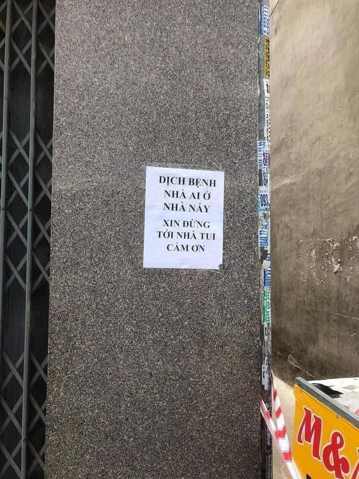 Những biển thông báo "bá đạo" này đã thực sự khiến không ít qua đường phải ngoái nhìn. Ảnh: Duy Nguyên