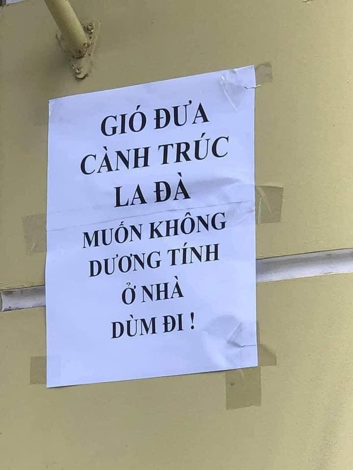 Với nhiều nội dung khác nhau như: “Gió đưa cành trúc la đà, muốn không dương tính ở nhà giùm đi”, “Chịu khó cô đơn, cả nước mang ơn”, “Dã tràng xe cát biển Đông, đang mùa cô-vít mình không ra đường”…những tấm biển thông báo này đã nhanh chóng gây ấn tượng đến với cộng đồng mạng. Ảnh: Duy Nguyên