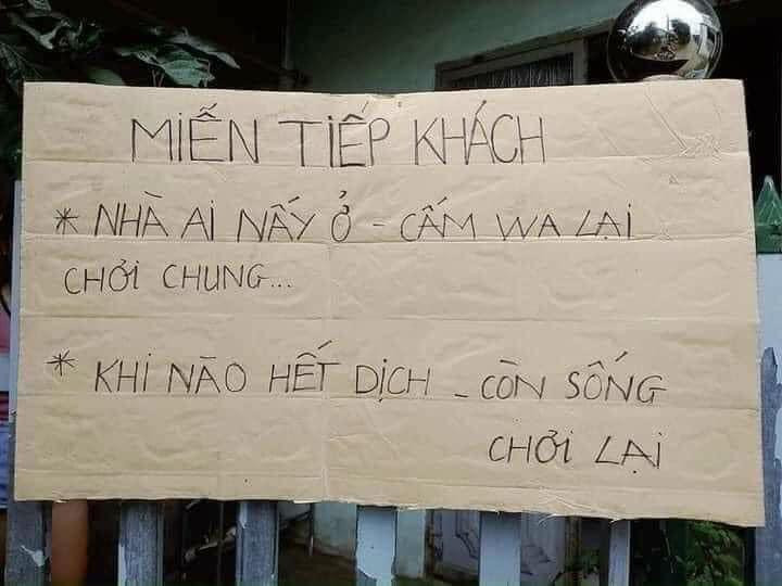 Trong thời gian qua, không ít gia đình đã tự treo những tấm biển hiệu "từ chối tiếp khách", "nhường lại thực phẩm" đầy hài hước trước cửa nhà. Ảnh: Facebook
