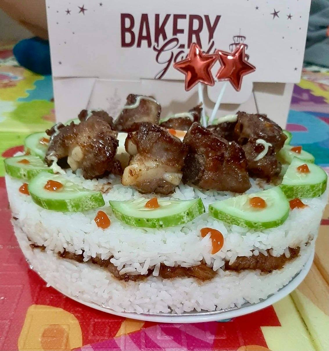 Sinh nhật trong thời gian giãn cách xã hội quả thực là một sự thiệt thòi dành cho nhiều người. Thay vì được quây quần bên người thân, gia đình, cùng thổi nến thì những ai có ngày sinh thời gian này lại phải ngậm ngùi trong cô đơn.