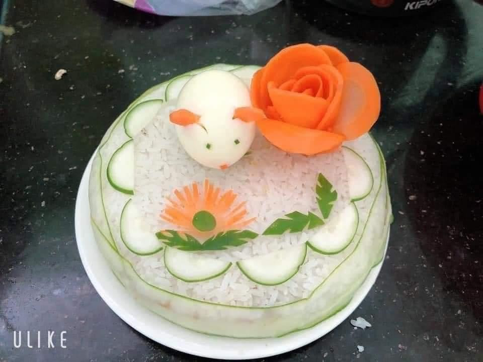 Chỉ đơn giản là cơm, dưa chuột, quả trứng và cà rốt là đã có ngay chiếc bánh sinh nhật.