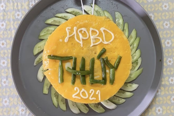 Chiếc bánh sinh nhật phiên bản mặn với phần "đế bánh" làm từ cơm, còn "lớp kem" bên trên không đâu khác chính là… trứng chiên khiến netizen vô cùng thích thú.