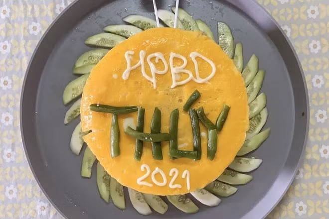 Chiếc bánh sinh nhật phiên bản mặn với phần "đế bánh" làm từ cơm, còn "lớp kem" bên trên không đâu khác chính là… trứng chiên khiến netizen vô cùng thích thú.