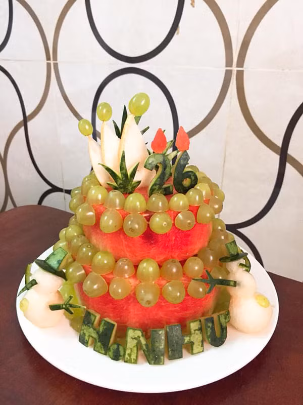 Những chiếc bánh sinh nhật "cộp mác" mùa dịch mới đây đã bất ngờ xuất hiện trên MXH dành cho những ai có ngày sinh trong tháng 8. Chiếc bánh được làm bằng hoa quả, thức ăn, bánh kẹo,...vô cùng đẹp mắt và thiết thực.